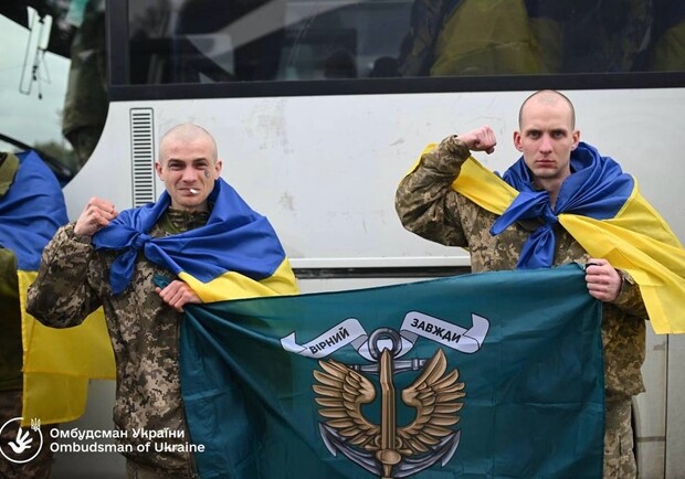 З російського полону повернули двох військових з Одещини: родини не стримували емоцій