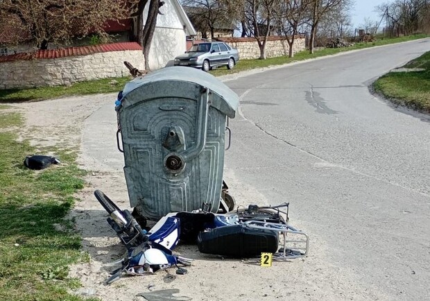 У Демні скутерист протаранив сміттєвий бак і помер