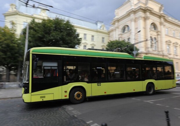 Цими вихідними до львівських кладовищ поїде більше транспорту