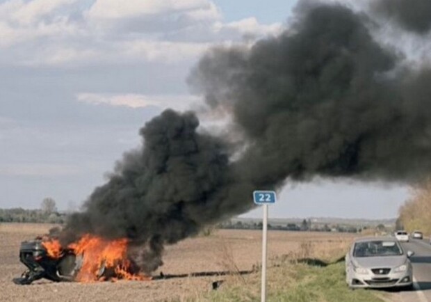 На трасі Львів-Самбір-Ужгород згорів автомобіль