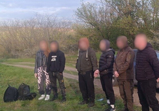 Віз чоловіків до кордону: на Одещині затримали водія-військовослужбовця
