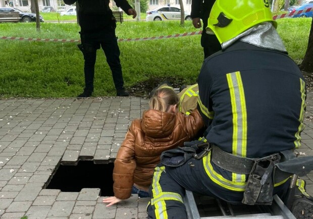 Провалля посеред тротуару: в Одесі 10-річна дівчинка впала у 4-метрову яму