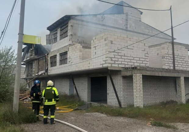 РФ завдала удару по будинку на Одещині: спалахнула пожежа
