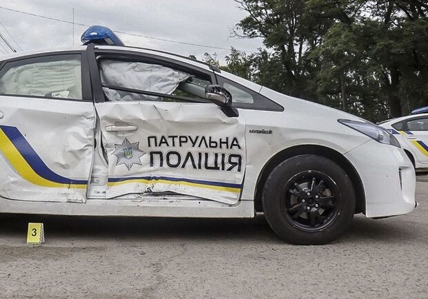 В Одесі перехожі пошкодили автомобіль поліцейських: подробиці конфлікту (оновлено)