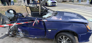 В Днепре ЗАЗ разорвало после ДТП, а другой автомобиль снес остановку: погибла женщина