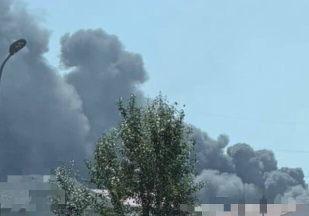 Горять автівки, постраждали люди: наслідки дронового удару по Одеському району