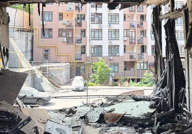 Скільки будинків після прильотів вже відремонтували у Києві, і чому багато з них ще довго чекатимуть своєї черги
