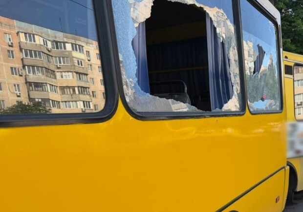 Ранковий удар по зупинці в Одесі: зазнали осколкових поранень люди