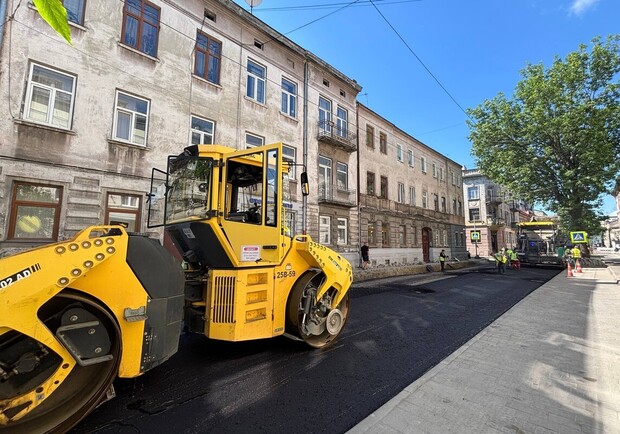 На вулиці Героїв УПА вже стелять нижній шар асфальту