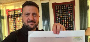 Зеленський показав документи, які потрапляють на стіл Путіна: що в них міститься (ФОТО)