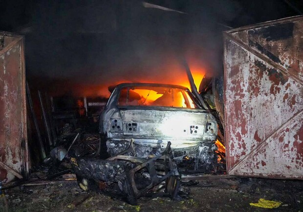 Нічна атака дронів на Одесу: поранення отримав молодий чоловік, пошкоджено висотки та спалахнули пожежі