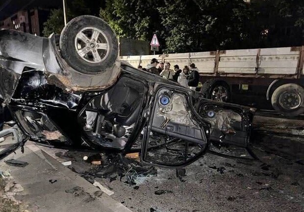У Львові розлючений натовп перекинув автомобіль ТЦК: відео
