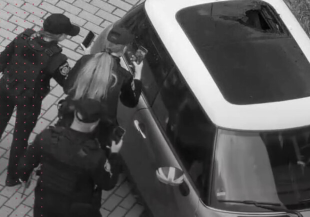 У припаркованому в дворі львівської багатоповерхівки автомобілі застрелився чоловік
