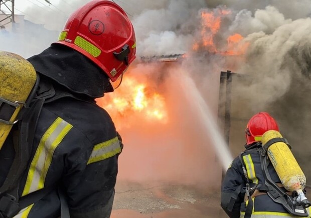 Палали автомайстерні та резервуари з олією: росіяни вночі масовано атакували безпілотниками підприємства Одещини