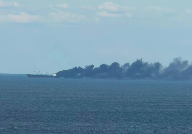У Чорному морі видніється дим: РФ завдала удару по цивільному судну