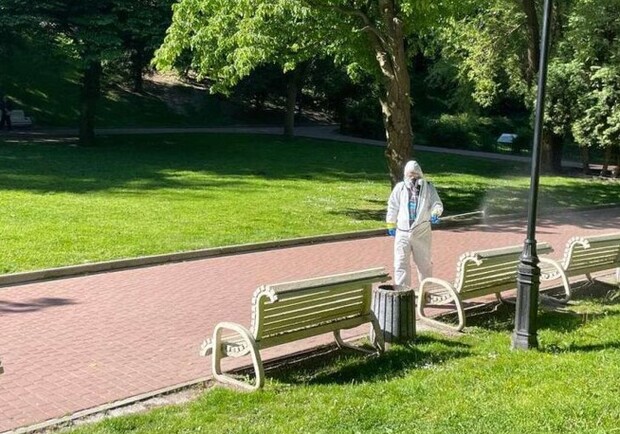 У львівських парках розпочалася осіння акарицидна обробка: графік