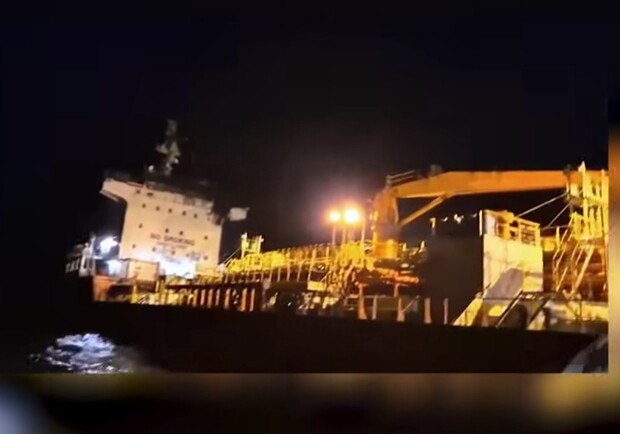 Удар по судну в Чорному морі: моряків евакуювала Морська охорона