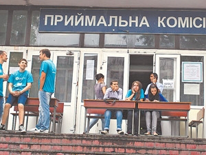 Перед некоторыми приемными комиссиями вчера было больше студентов, чем поступающих. Фото Артема Пастуха