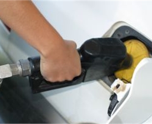 Заправляемся бензином А 95 за 10,69 гривен за литр. Фото www.sxc.hu.