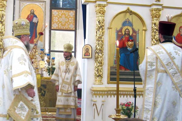 Сегодня в Запорожье отслужили торжественную службу. Фото Vgorode.ua.