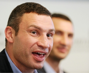 Киевляне готовы одаривать юбиляра денно и нощно. Фото с сайта klitschkofans.livejournal.com.