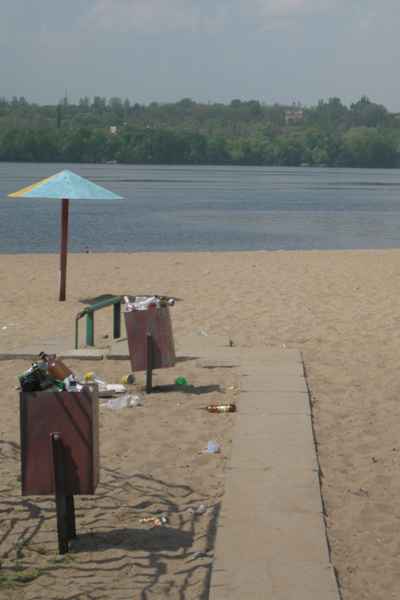 Вода в днепре сегодня теплая, но синоптики обещают грозу. Фото Vgorode.ua.