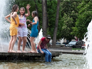 Резвясь в фонтанах, горожане не думают о последствиях. Фото kp.ua