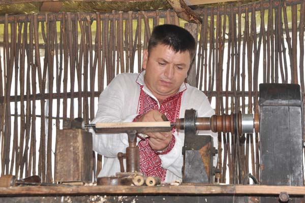 Теперь любой запорожец может почувствовать себя казаком-земледельцев. Фото Павла Веселкова. 