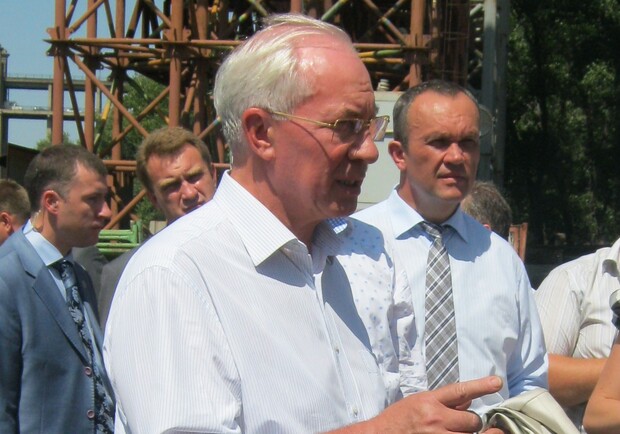 Азаров требует открыть движение на запорожских мостах в 2012 году. Фото Vgorode.ua.