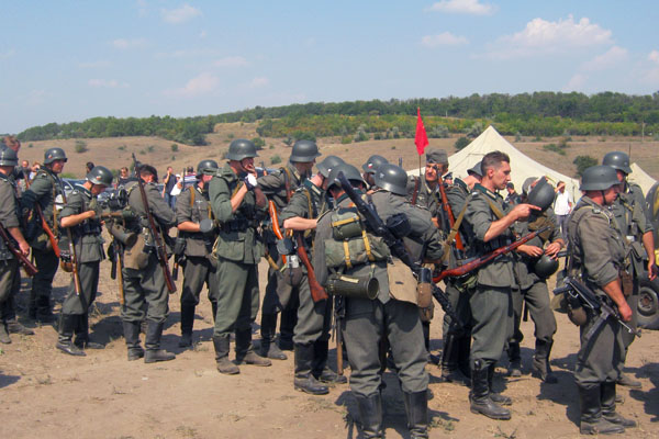 В городе прошла реконструкция военных событий 1941 года. Фото Vgorode.ua.