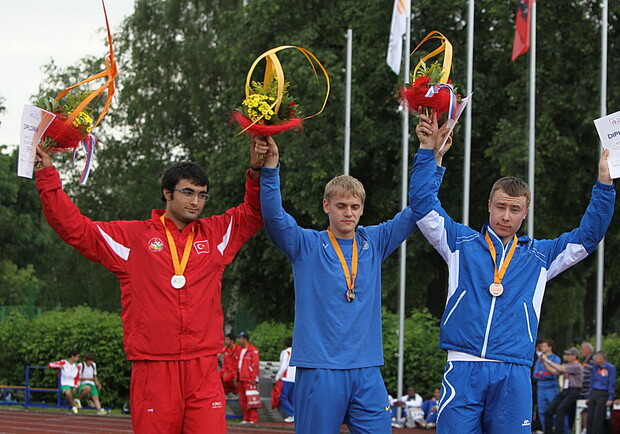 Юрий Кушнирук в центре.
Фото с сайта prosport.zp.ua