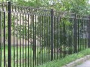 Вытащить голову ребенка из забора смогли только с помощью болгарки. Фото: kp.ua