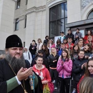 Танцоров провожали всем миром. 
