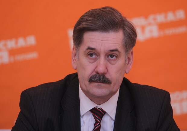 Александр Мазурчак лично выставит бутылку коньяка. Фото Артема Пастуха