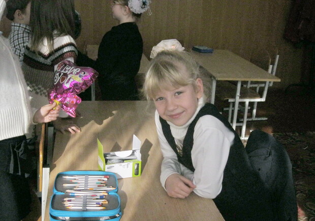 Сегодня Сашеньке Евтушенко, которая выиграла конкурс первоклашек от "В городе", вручили мобильный телефон. Фото автора