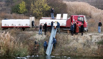 В Берду выпустили несколько тысяч голов судака. Фото pro.berdyansk.biz