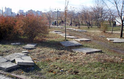 Гулять с колясками в этом парке просто невозможно. Фото Татьяны Биркович