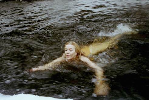 Голые девушки грудастые купаются на озере (60 фото)
