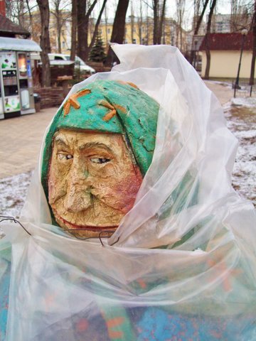 Любопытная бабулька выглядывает из-под плаща. Фото с сайта kyiv-blog.livejournal.com.