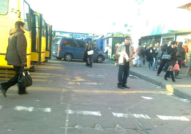 Блоггера не устраивает то, что творится в районе станции метро "Левобережная". Фото serj-32.livejournal.com