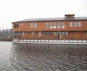 На набережной появился новый дебаркадер. Фото ubr.ua