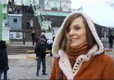 Телезрителей по городу водила Эрика. Скриншот с видео