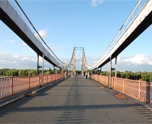 Пешеходный мост ожил. Фото Николая Лещука.