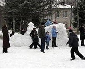 Во время вынужденных каникул школьникам стоит учиться, а не гулять. Фото Антона Лущика