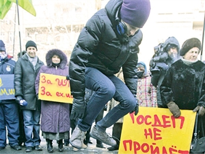 На следующий день после блокирования сайта пользователи устроили пикет у стен МВД. Фото УНИАН