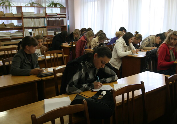 Студенты аннулированного вуза уже нашли себе новое место учебы. Фото Антона Лущика