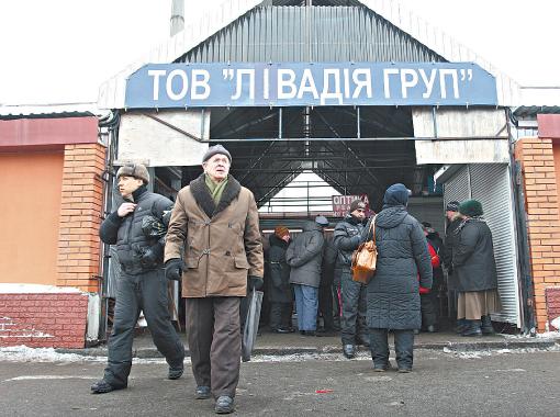 "Ливадию" уже начали разбирать по частям. Вот и ворота почти срезали... Фото Антона Лущика