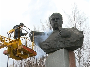 Многие постаменты Запорожья, стены зданий, городские заборы, электроопоры "украшают" объявления и нецензурные надписи.Фото предоставлено службой информации телеканала МТМ.