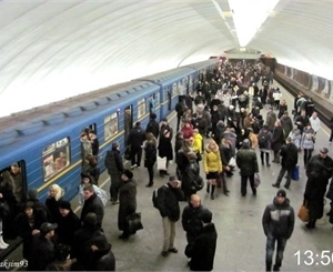 Из-за футбольных фанатов киевлянам придется потерпеть неудобства в метро. Фото Максима Шарафан