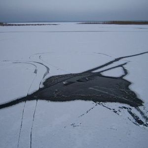 Один из них выбрался из воды и смог добраться до берега, а второй, по его словам, к берегу так и не добрался. Фото "РепортерUA". 
